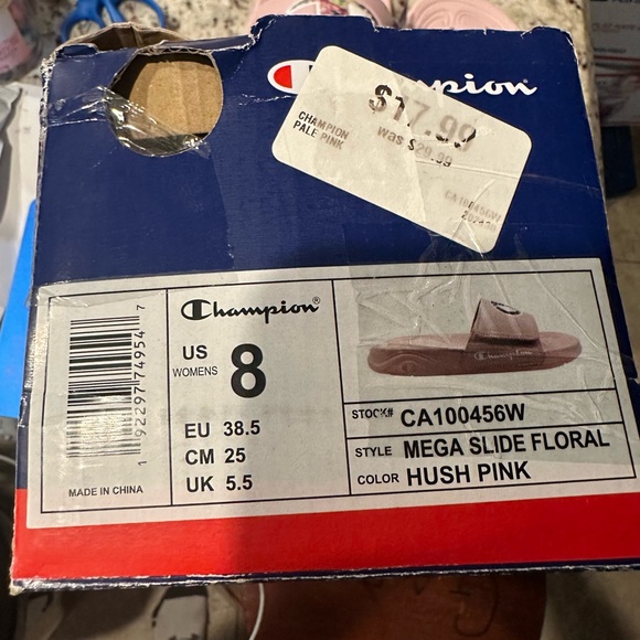 Woman’s Pink Slides. Size 8 - Picture 6 of 8